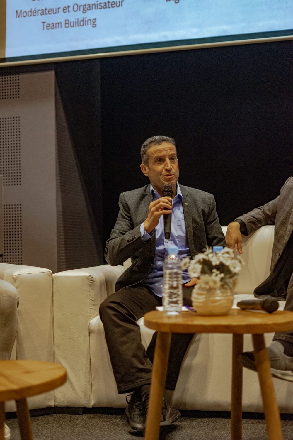 Tarik El MLIH sur scène lors d'une conférence